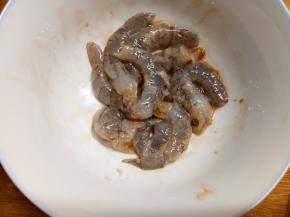 虾仁去壳去虾线，用半勺淀粉加一丢丢水腌制一下，可以让虾仁鲜嫩