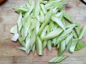西芹切菱形块