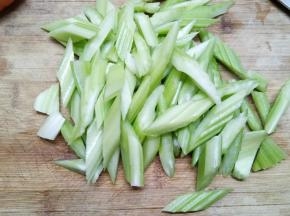西芹切菱形块