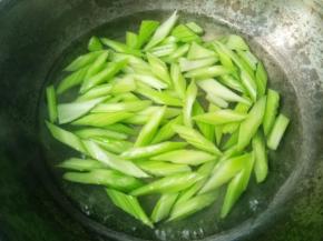 西芹下锅焯2分钟，焯熟