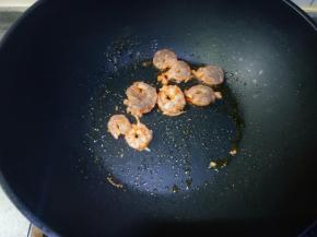 锅里倒一点点油，虾仁放进去炒熟然后盛出来备用。我更喜欢吃炒过的虾仁，虽然不如煮的颜值高，但是味道更好。