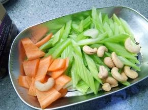 焯好以后和胡萝卜腰果放在一起