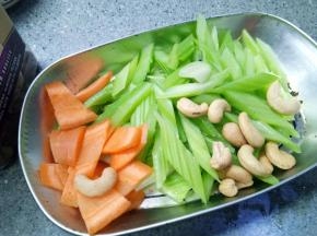 焯好以后和胡萝卜腰果放在一起