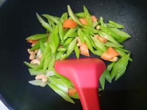 再另外倒适量油，下西芹之类的进去翻炒。因为西芹是焯熟的，胡萝卜是片，所以炒个二分钟也就熟了。八分熟的时候放虾仁进去，然后加点盐调味。
