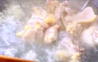 冷水下锅煮沸至出血水