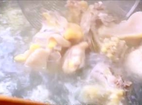 冷水下锅煮沸至出血水