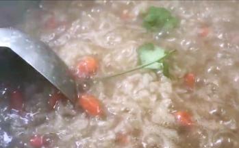 加入盐调味，放入香菜即可