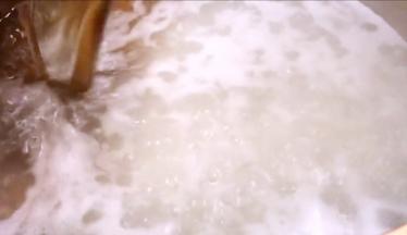 再将刚取的汤汁放入砂锅内，煮沸后转小火煮半小时