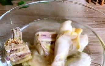 将煮好的土鸡肉捞出，用温水洗净血污，捞出沥水