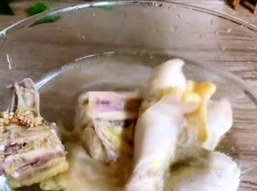 将煮好的土鸡肉捞出，用温水洗净血污，捞出沥水