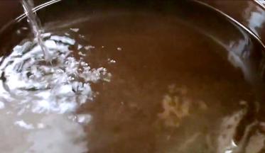 砂锅中倒入适量清水，大火烧开