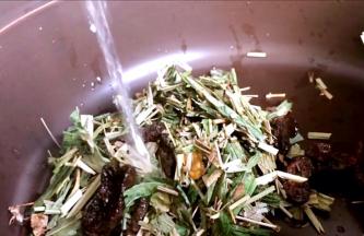 放入砂锅内，加入适量清水，大火烧开后熬煮1小时