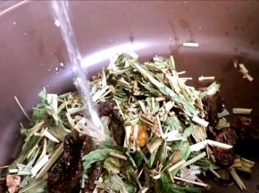 放入砂锅内，加入适量清水，大火烧开后熬煮1小时