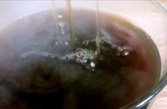 竹叶和生地过滤丢弃，取汁备用