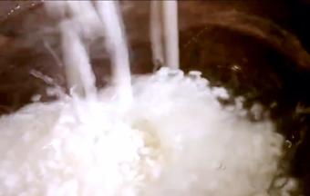 砂锅烧开水，将粳米放入砂锅内煮沸