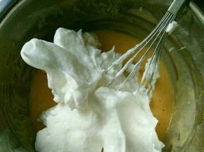 勺三分之一蛋白糊加到蛋黄糊里，翻拌均匀。