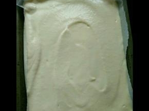 把蛋糕糊倒进烤盘，放到预热好的烤箱，上管150度下管130度烤20分钟左右。