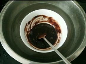 巧克力隔水融化，凉凉至手温时加入到剩下的淡奶油里，翻拌均匀即可。