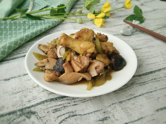 双菇西芹炒鸡块