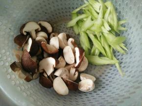 蘑菇和香菇洗干净挤一下水，然后切成两半，西芹斜着切块。