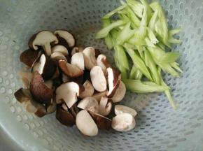 蘑菇和香菇洗干净挤一下水，然后切成两半，西芹斜着切块。