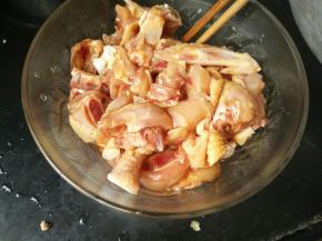 鸡肉砍成块后加入适量生抽和一块姜，抓匀盐15分钟。