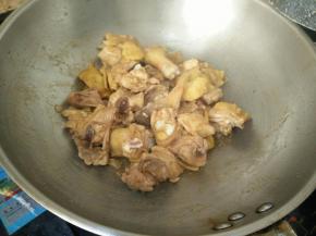 热锅凉油下鸡块，加入适量料酒，翻炒至变色。