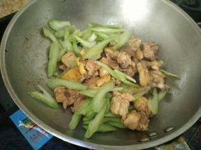 加入西芹快速翻炒。