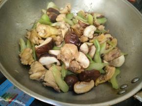 加入香菇和蘑菇了翻炒片刻。