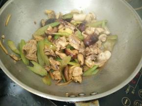 然后加入耗油和少许开水，再煮几分钟出锅。