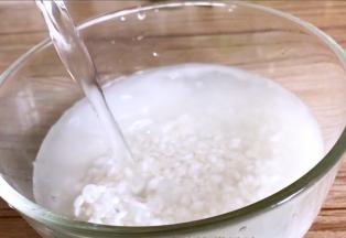 将粳米洗净后泡发