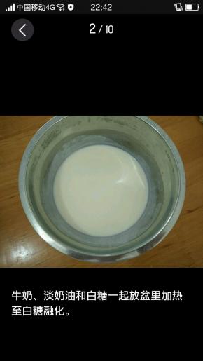 淡奶油、牛奶和白糖混合，放到电磁炉加热至白糖融化。