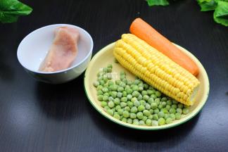 准备食材：胡萝卜、玉米、甜豆、瘦肉等；