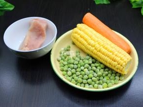 准备食材：胡萝卜、玉米、甜豆、瘦肉等；