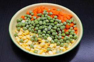 玉米刨成粒，胡萝卜切片切粒，胡萝卜粒、玉米粒、甜豆一起洗净沥干水待用；