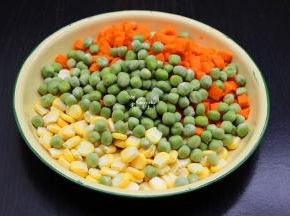 玉米刨成粒，胡萝卜切片切粒，胡萝卜粒、玉米粒、甜豆一起洗净沥干水待用；