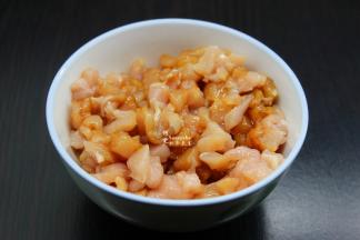 瘦肉洗净切粒，放油、盐、生抽、生粉拌均；