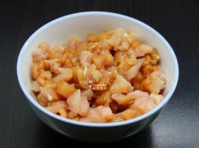 瘦肉洗净切粒，放油、盐、生抽、生粉拌均；