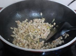 热锅倒油，放生姜、瘦肉粒爆炒熟起锅；