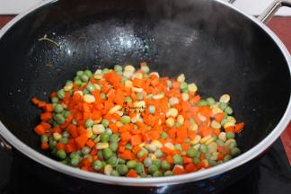 把玉米粒、甜豆粒、胡萝卜倒入锅中；