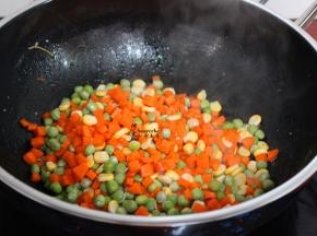 把玉米粒、甜豆粒、胡萝卜倒入锅中；