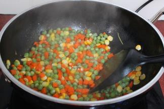 不断翻炒均匀至八成熟；