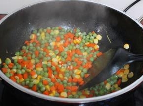 不断翻炒均匀至八成熟；