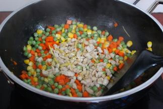 加入炒的瘦肉粒；翻炒；