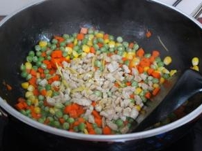 加入炒的瘦肉粒；翻炒；