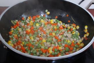 放盐炒均，即可出锅。