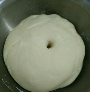 然后放在温暖处进行第一次发酵。