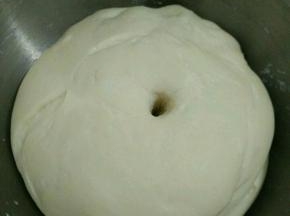 然后放在温暖处进行第一次发酵。
