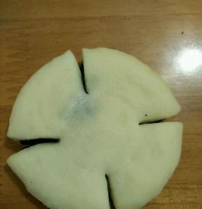 用剪刀对称剪上四刀。