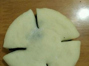 用剪刀对称剪上四刀。